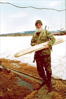 Охотник с самодельными лыжами